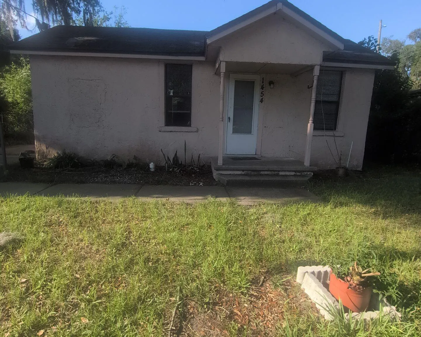 3 bed, 1.0 bath, 672 sqft, $1,099 — Photo 1