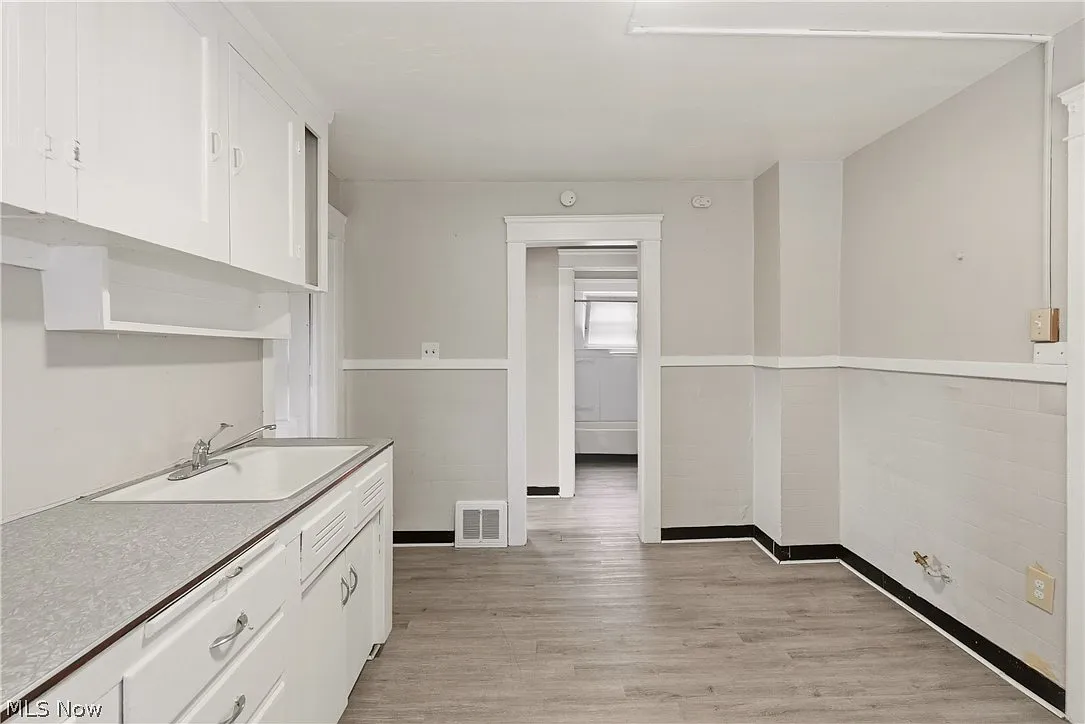 3 bed, 1.0 bath, 900 sqft, $1,100 — Photo 3