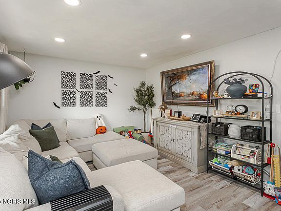 3rd image of 527 Grace Way