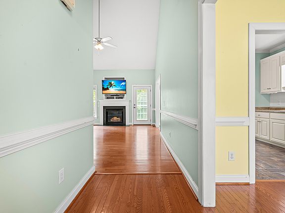 5th image of 3913 Gloucester Dr W