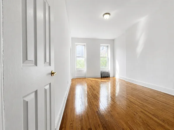 971 Lexington Avenue image 1 of 7