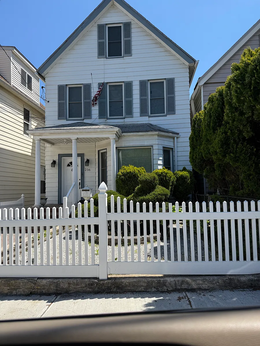 Photo 1 of 4 - 236 Fingerboard Rd #1 - Staten Island, NY Primary Photo - 236 Fingerboard Rd #1