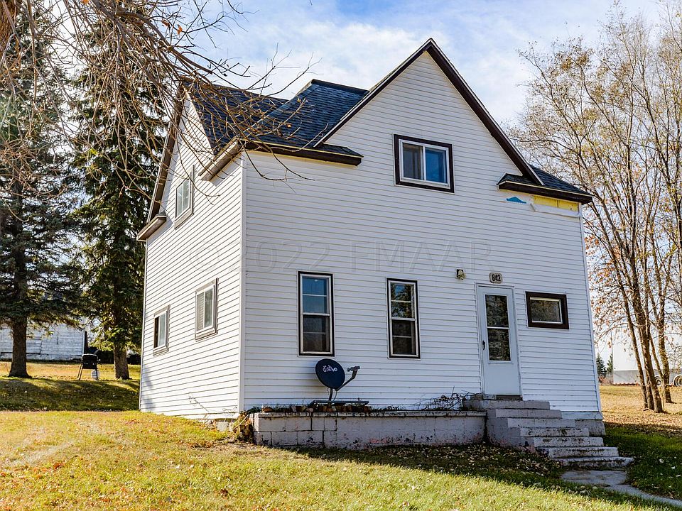 842 Center St, Enderlin, ND 58027 Zillow