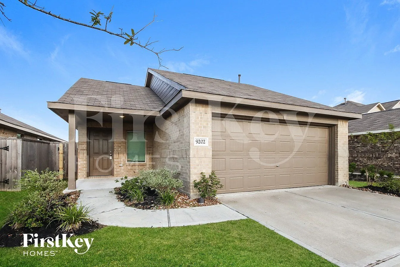 4 bed, 2.0 bath, 1683 sqft, $2,310 — Photo 2