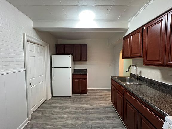 2nd image of 165 W 48th St #Be