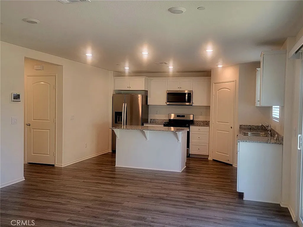 3 bed, 2.5 bath, 1705 sqft, $3,300 — Photo 4