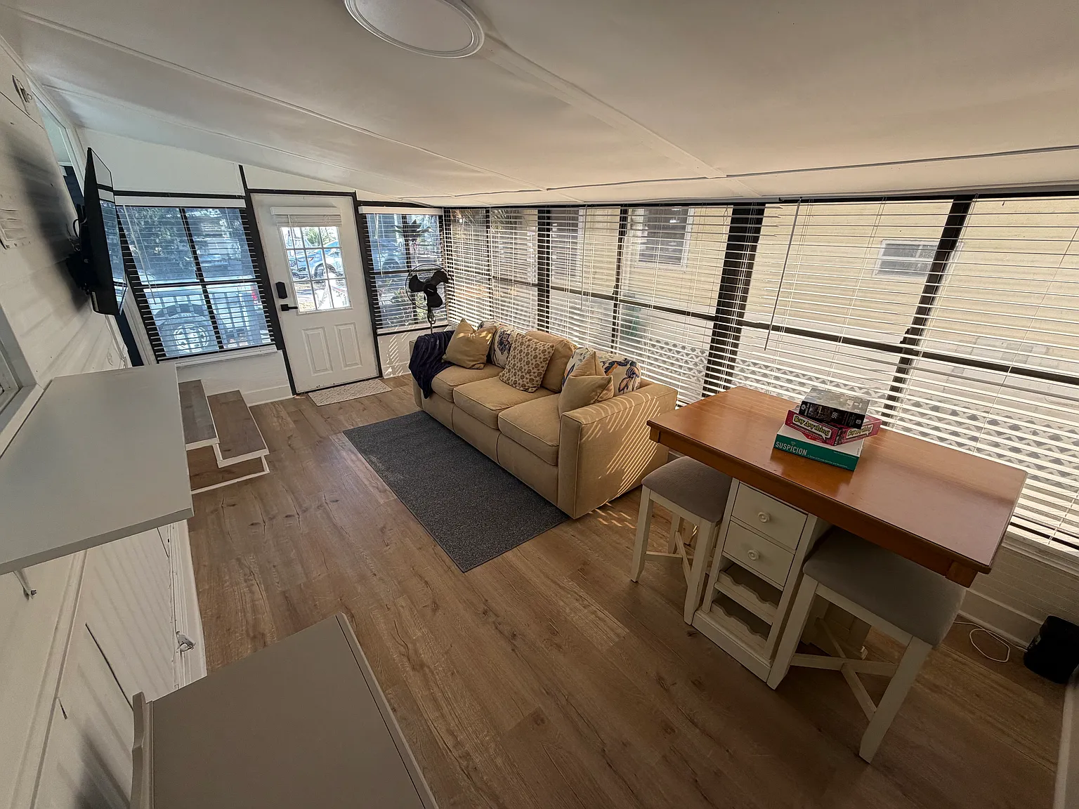 2 bed, 700 sqft, $2,080 — Photo 4