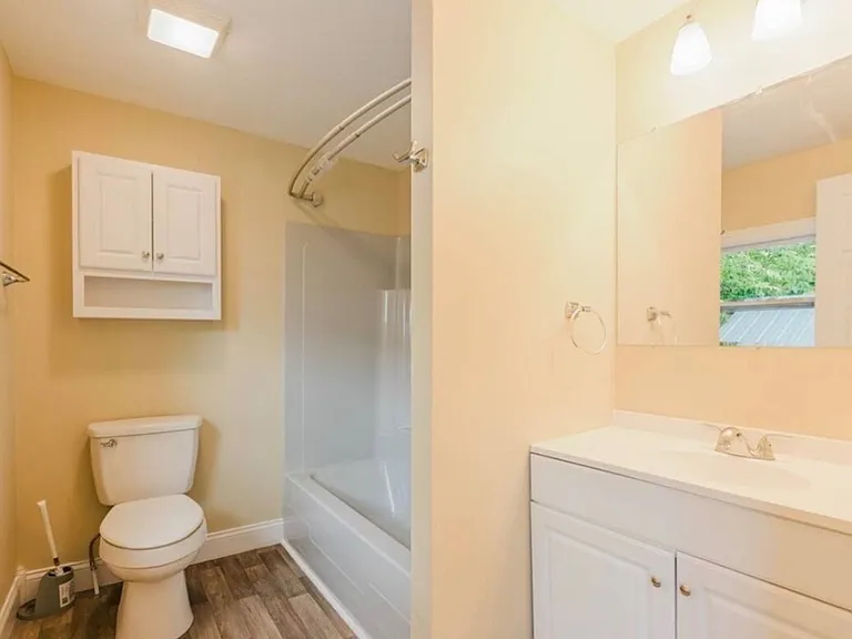 523 Jefferson St — Photo 12