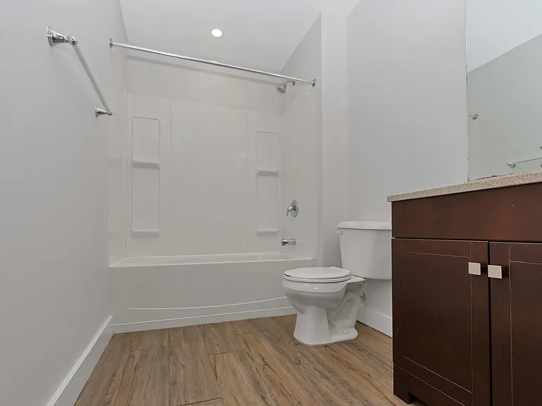 12 Colborne St E — Photo 10