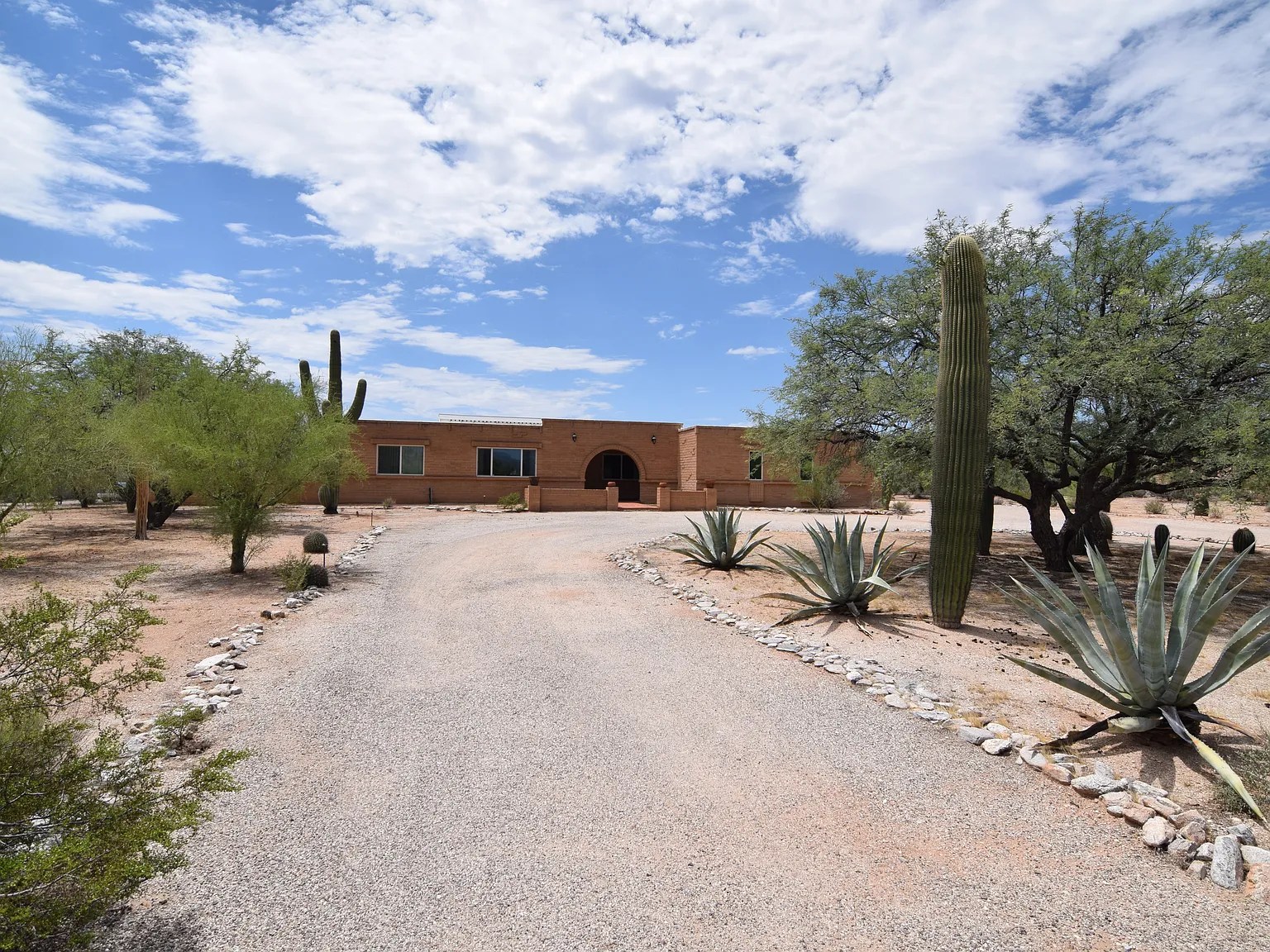 4 bed, 2.5 bath, 2581 sqft, $3,800 — Photo 1