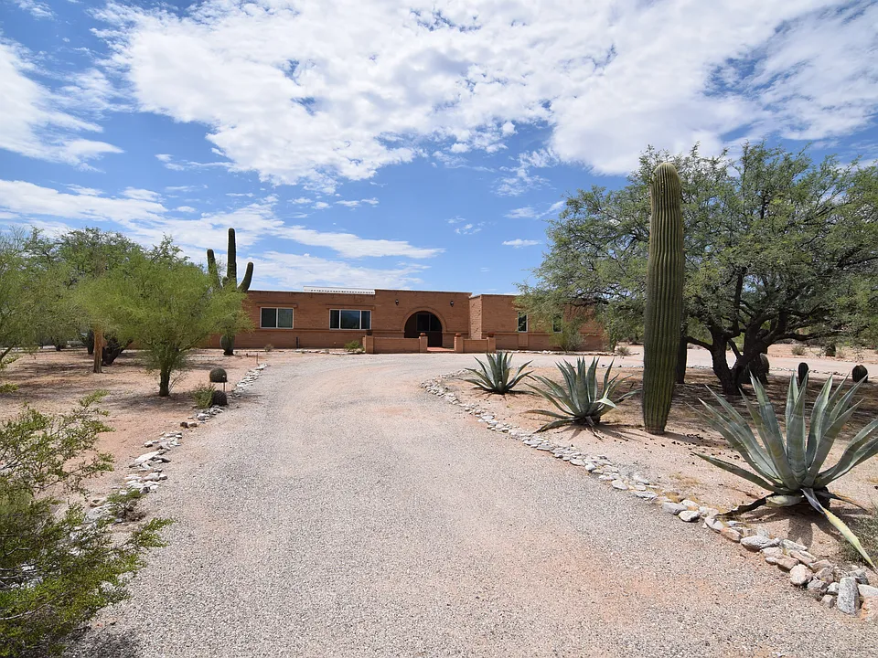 2441 N Calle De Maurer