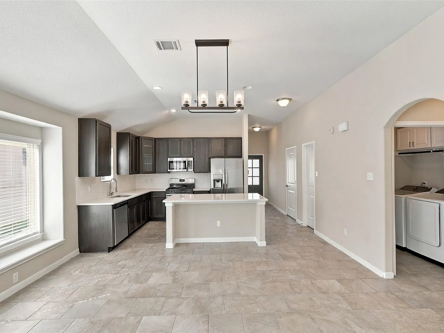 3 bed, 2.0 bath, 1837 sqft, $2,300 — Photo 4