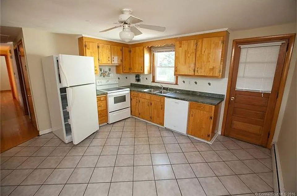 3 bed, 1100 sqft, $1,700 — Photo 2