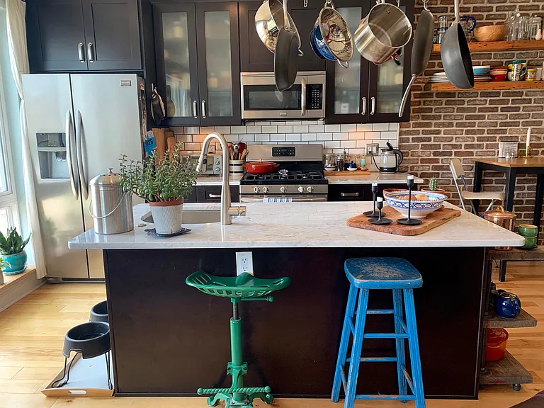 327 E Allen St #4 — Photo 4