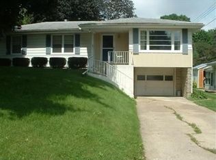1720 N 8th St, Clinton, IA 52732