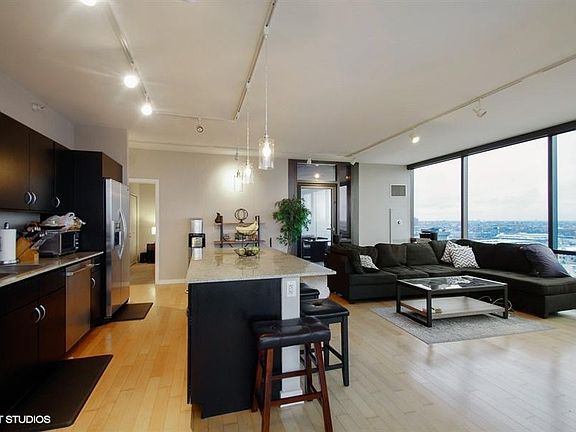 4th image of 860 W Blackhawk St Unit 1503