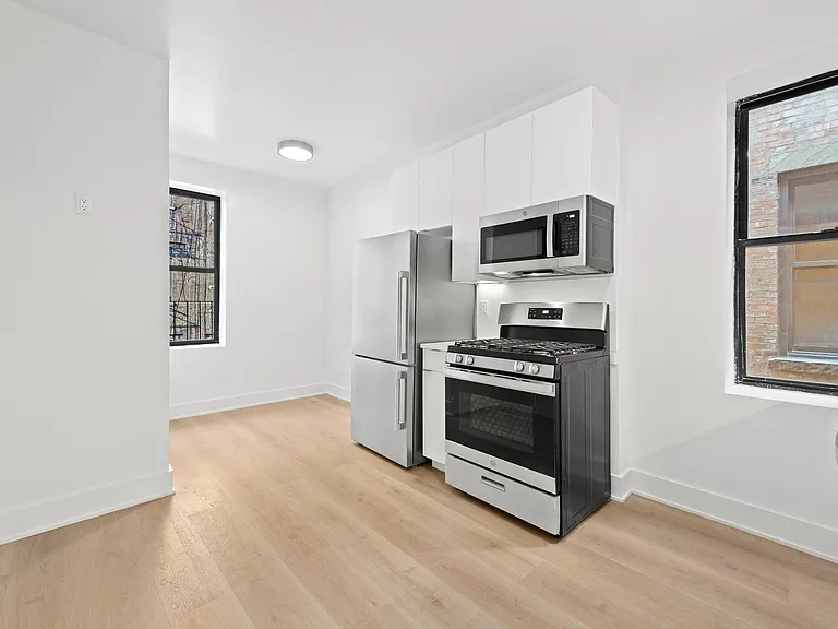 313 W 47th St #4E — Photo 2
