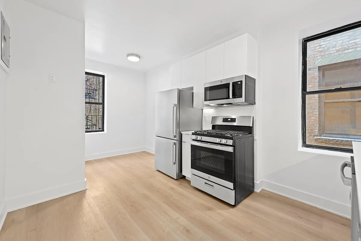 Building Photo - 313 W 47th St #4E