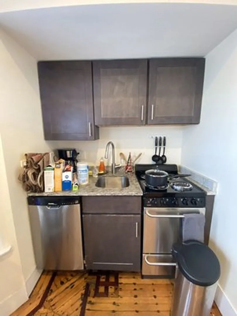 Renovated Studio in Brighton | 575 Sq Ft, Dishwasher & Steps to the Green Line — Photo 4