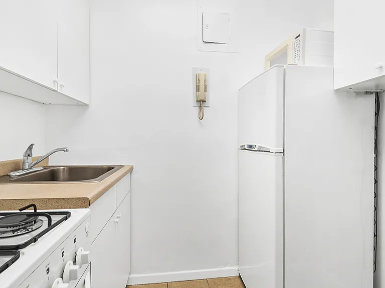 240 E 46th St #5B — Photo 4