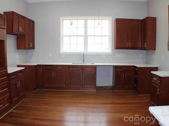 4th image of 128 College St