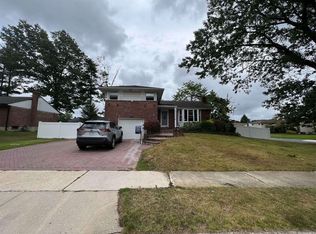 28 Glen Rd, Westbury, NY 11590