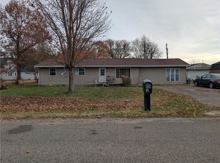 1 S 3rd St, Ridge Farm, IL 61870