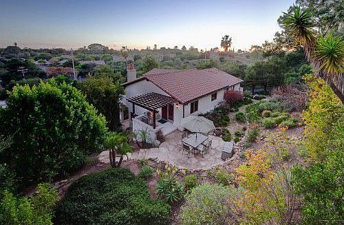 1st image of 810 Poinsettia Way