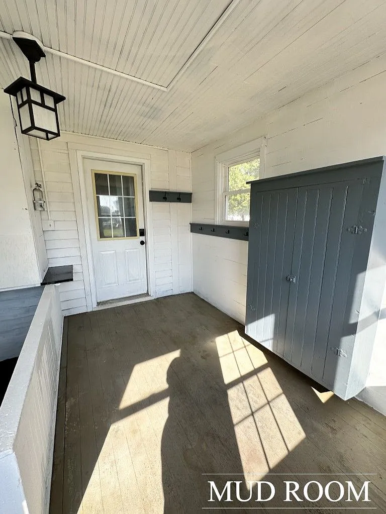 2 bed, 1.0 bath, $895 — Photo 1