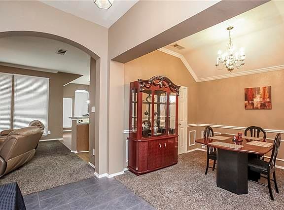 5th image of 518 Castleford Dr
