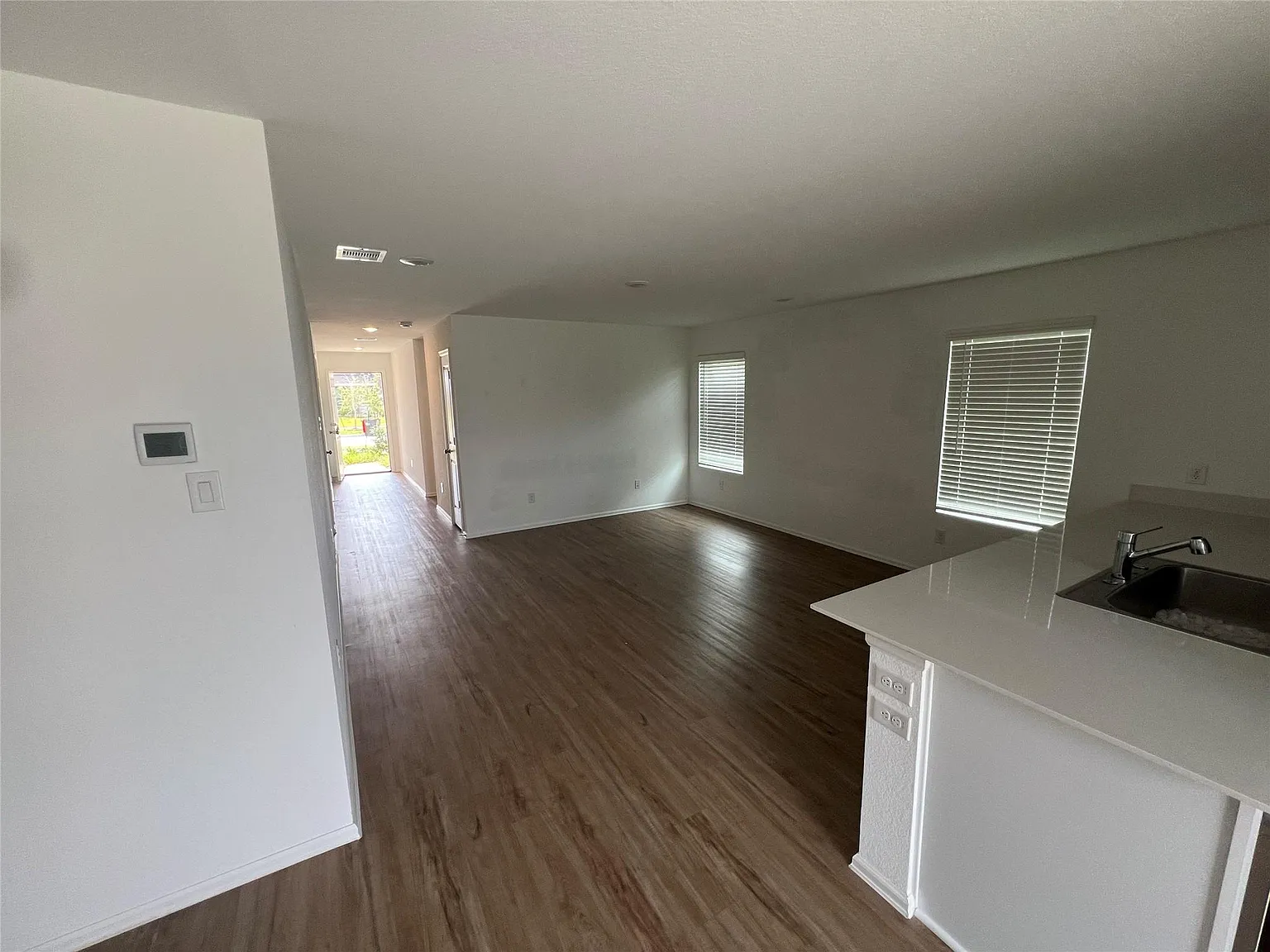 3 bed, 2.0 bath, 1302 sqft, $2,100 — Photo 4