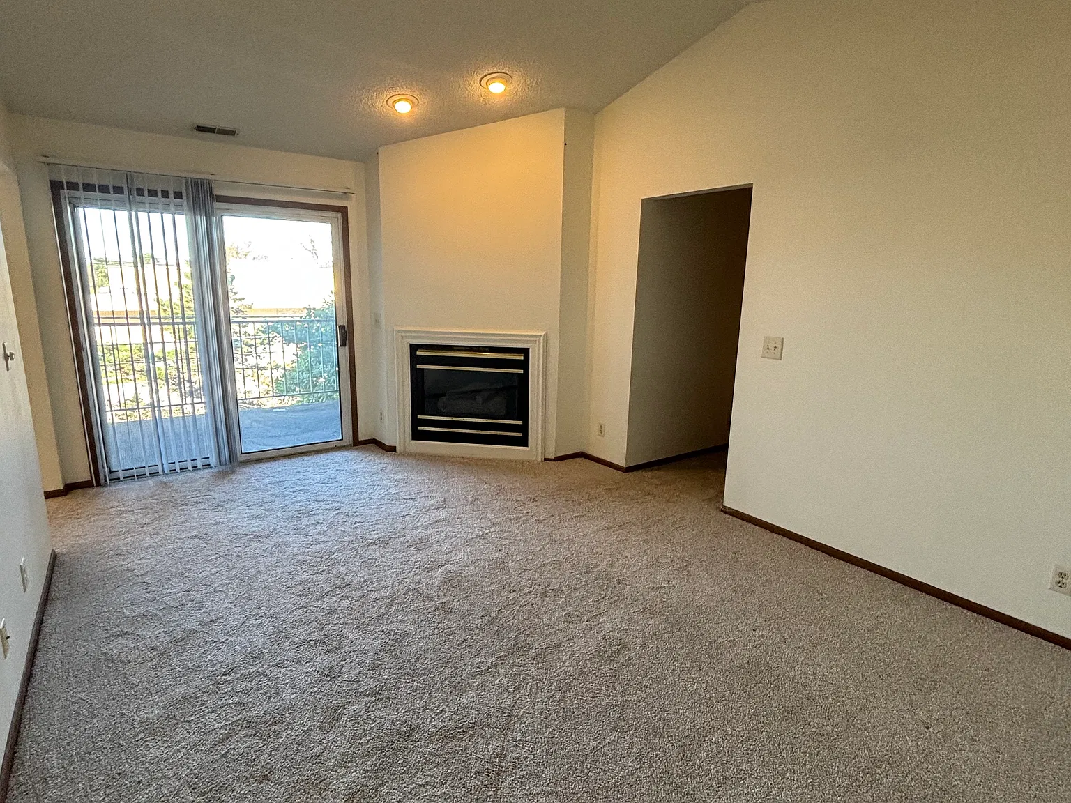 2 bed, 1.5 bath, 998 sqft, $1,050 — Photo 2