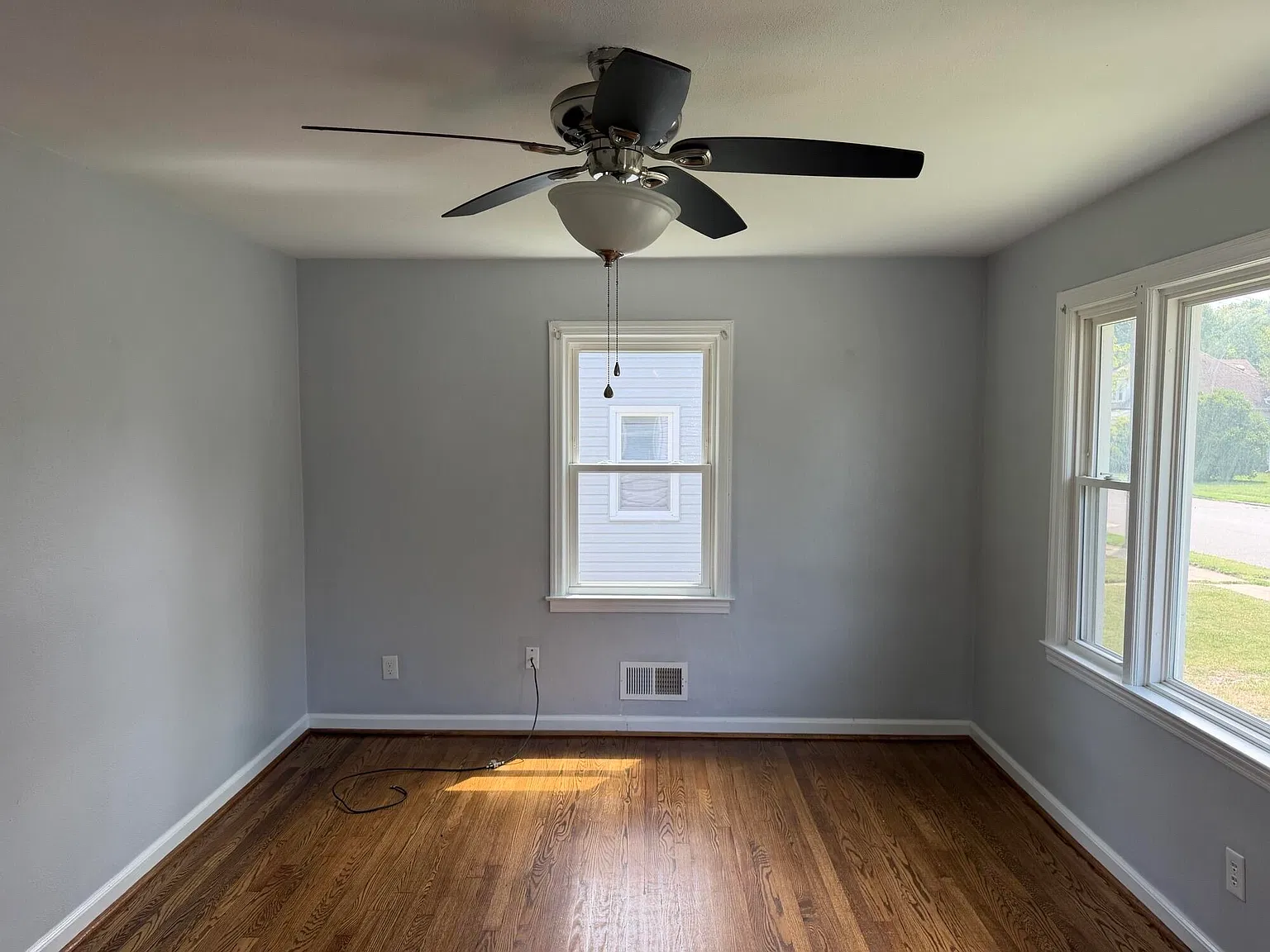 3 bed, 1.0 bath, 918 sqft, $1,350 — Photo 3