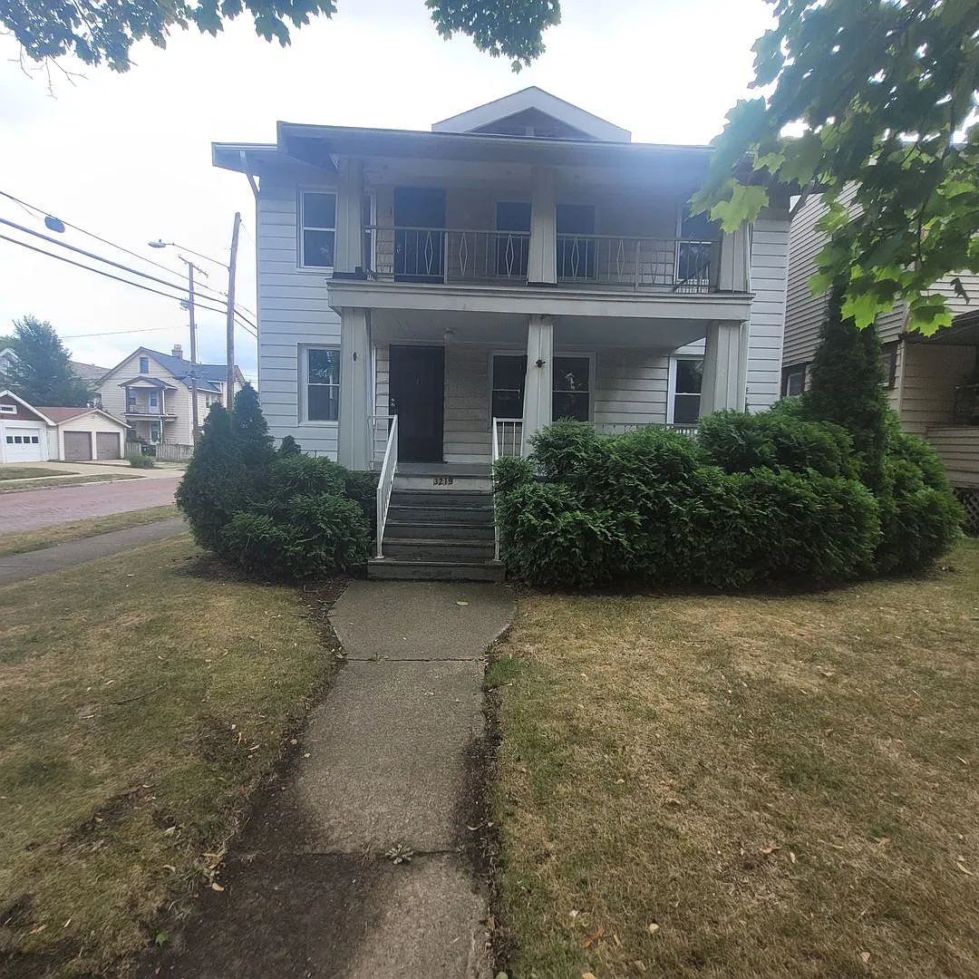 3219 W 114th Street — Photo 1