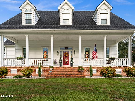 3rd image of 305 Fox Ridge Road