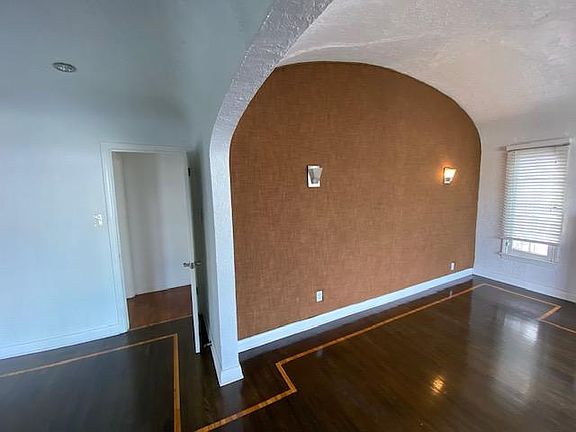 4th image of 3220 W 46th St