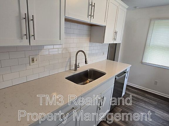 3rd image of 811 W Sheridan St