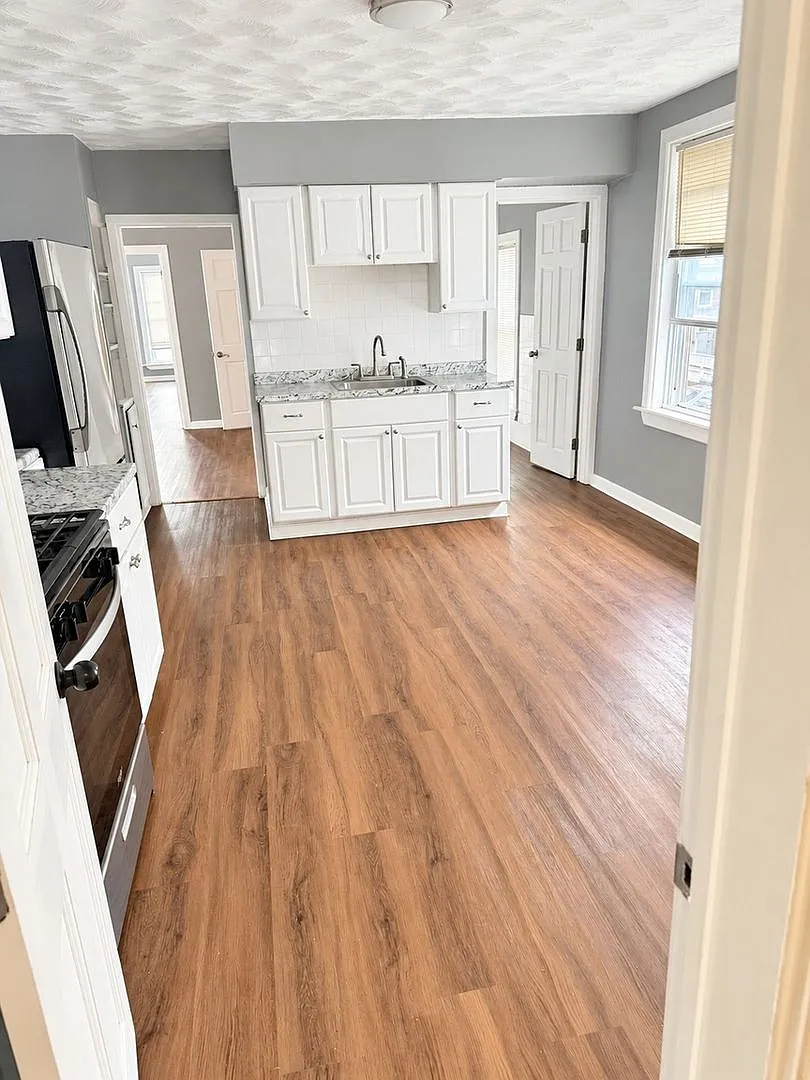 Charming 2BR Duplex in Lowell — Photo 2