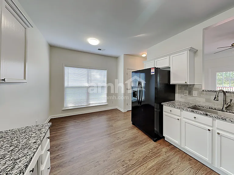 1540 Cardinal Ln — Photo 3