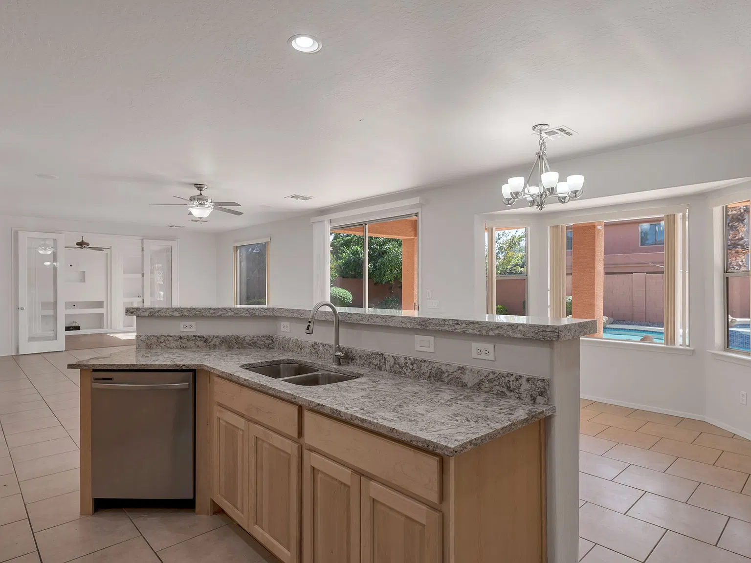 5 bed, 3500 sqft, $3,275 — Photo 4