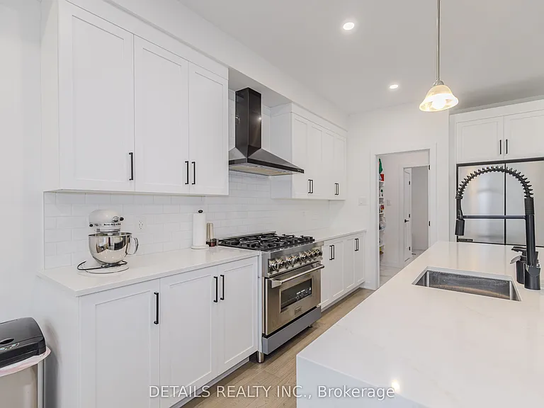67 Viceroy Mews — Photo 7