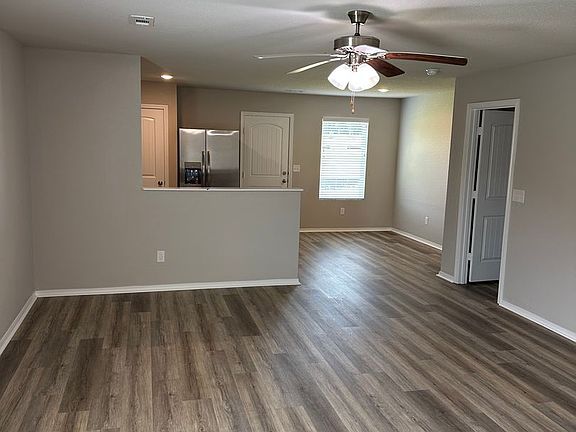 4th image of 35 Foster Louis Ln
