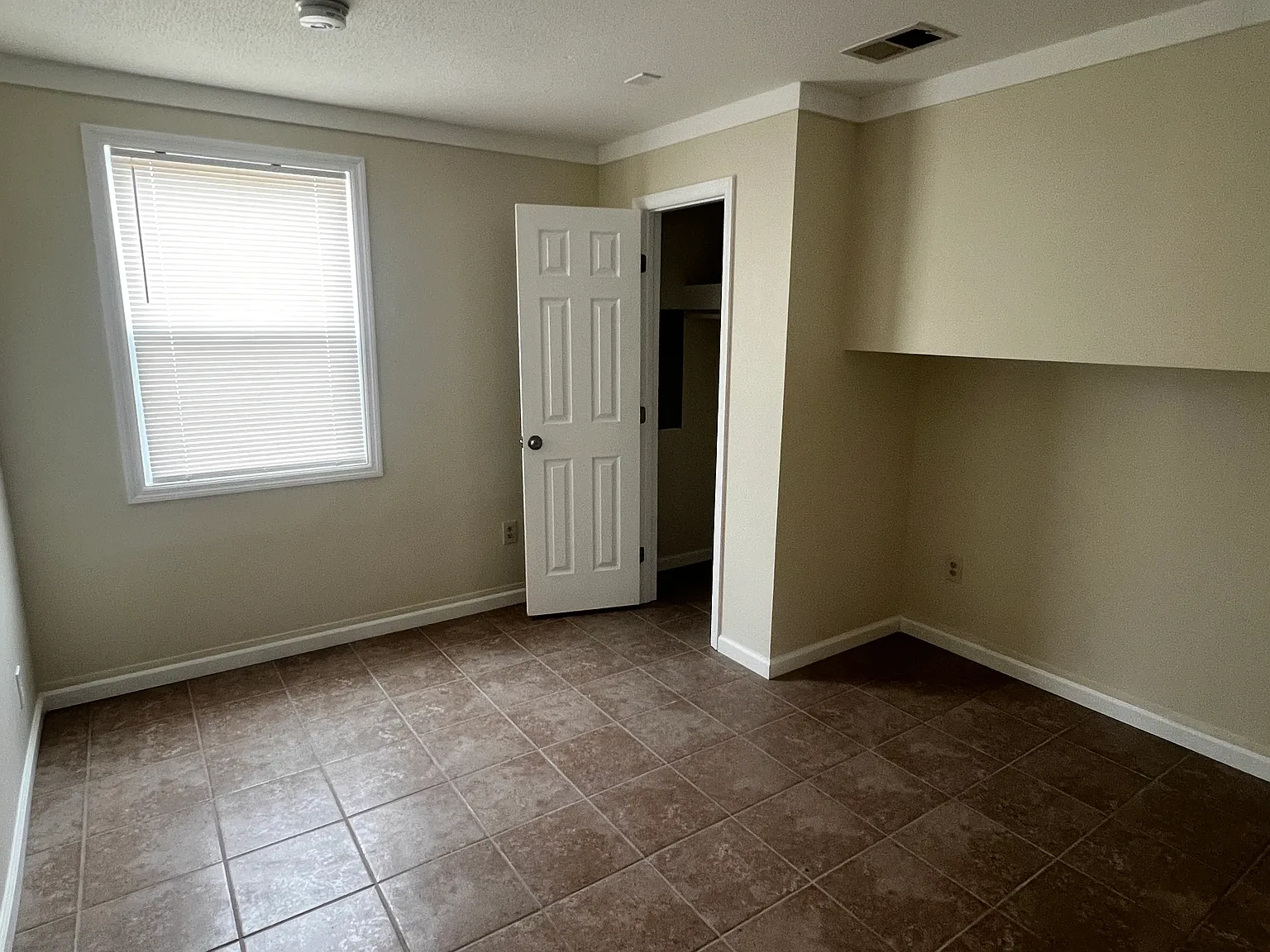 3 bed, $1,200 — Photo 4