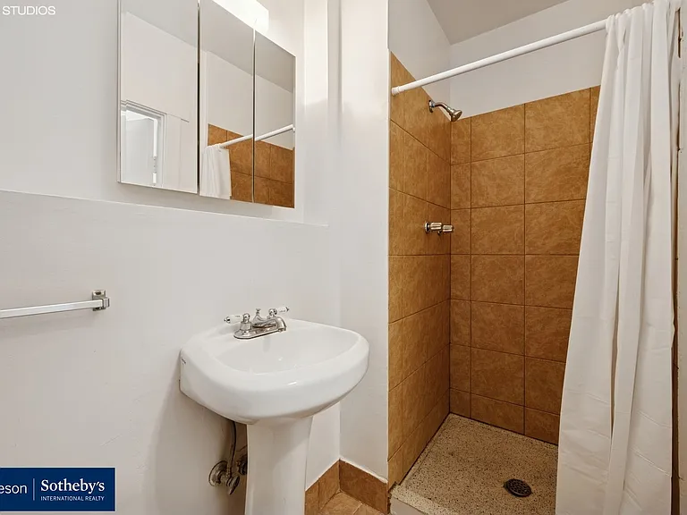 670 W Sheridan Rd #2 — Photo 13