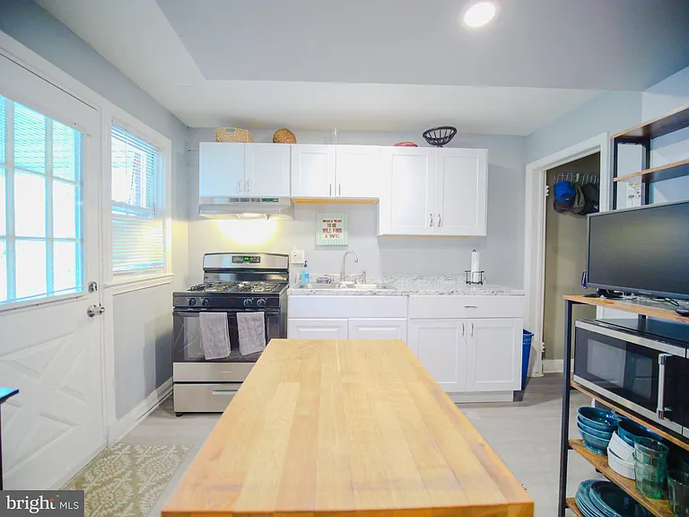 4011 Balfern Ave — Photo 4