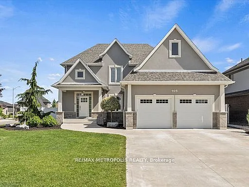 925 Lakewood Cres — Photo 1