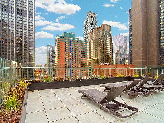3rd image of 150 W 51st St APT 909
