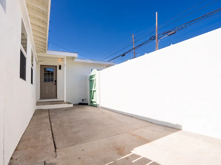 376 N Batavia St #A — Photo 8