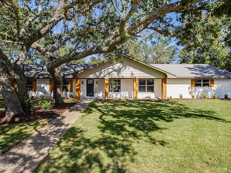 306 Westview Dr — Photo 1