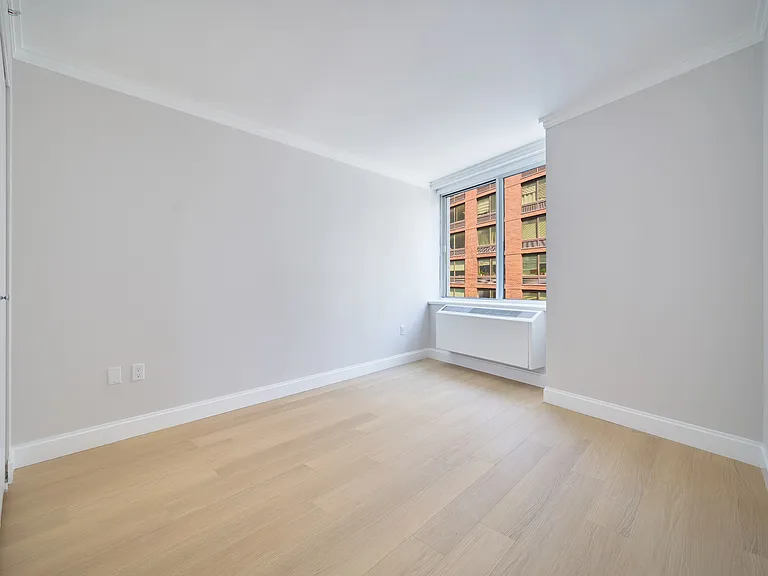 160 Riverside Blvd #8D — Photo 9